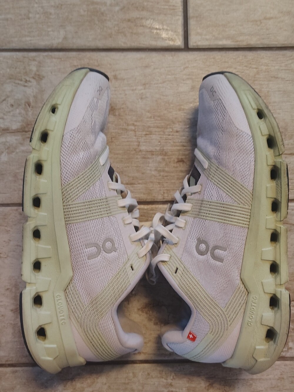 On Running Cloudtec Lightweight White & Pale Green Sneakers Size 7.5 Women's